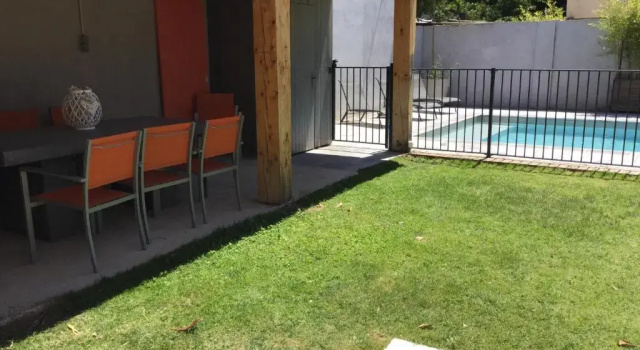 Коттедж Beautiful vacation rental with private pool in the heart of the city of Avignon, sleeps 8
