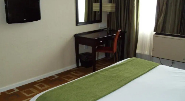 Номер Standard Garden Court OR Tambo International Airport