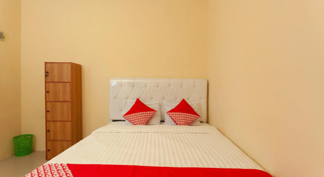 Standard Doppel Zimmer Richmond Guest House Cirebon RedPartner
