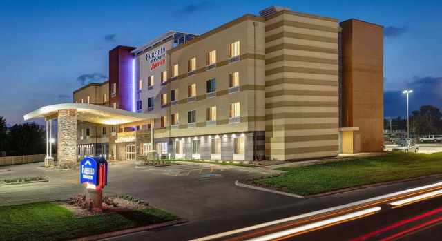 Fairfield Inn and Suites Hutchinson, Rezerwuj Hotel Hotele w Hutchinson z basenem, Basen