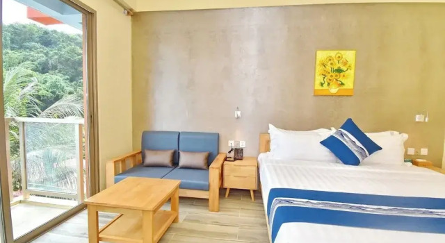 Główny pokój i balkonem i z widokiem na basen Oseidon Hotel Boracay