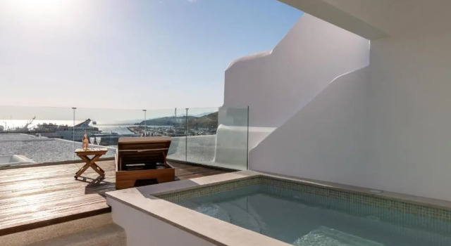 Полулюкс с красивым видом из окна Avra Luxury Suites Mykonos