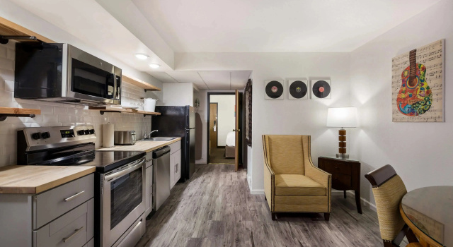 Одноместный люкс с видом на воду Revel Hotel Minot - SureStay Collection by Best Western