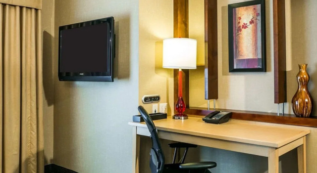 Двухместный люкс с видом на горы Cambria Hotel Denver International Airport