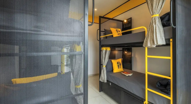 Кровать в общем номере с балконом и с красивым видом из окна The Hosteller Kodaikanal