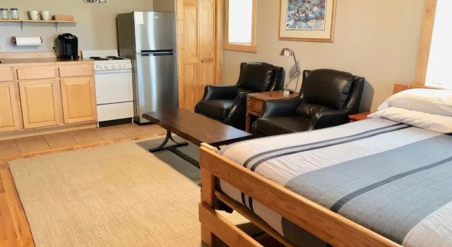 Canyon Cabins Lodging, Book Hotel Gallatin Gateway Montana