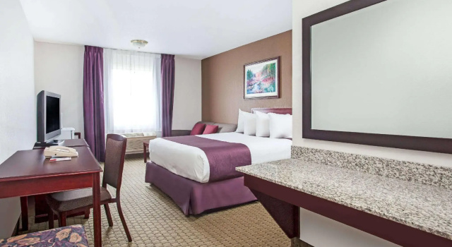 Двухместный номер Standard Ramada by Wyndham Red Deer Hotel & Suites