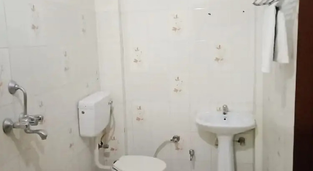 Кровать в общем номере с 6 комнатами Blessing Hotel