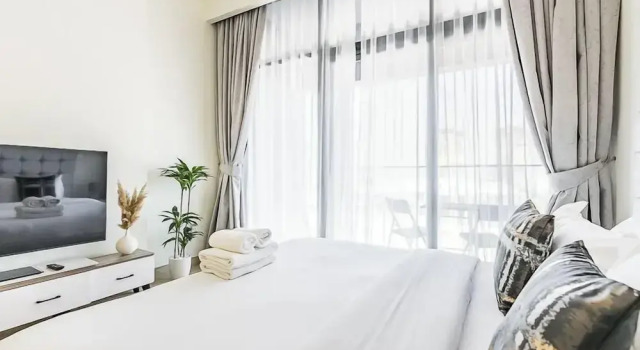 Relaxing Studio Retreat in Vibrant Meydan City,