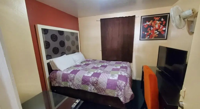 Трёхместный номер Standard Bluebird Day Inn & Suites