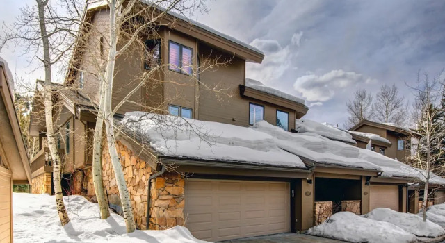 1687 Lakeside 3 Bedroom Home by RedAwning