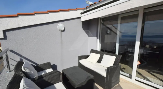 Apartment Roberto with Sea View