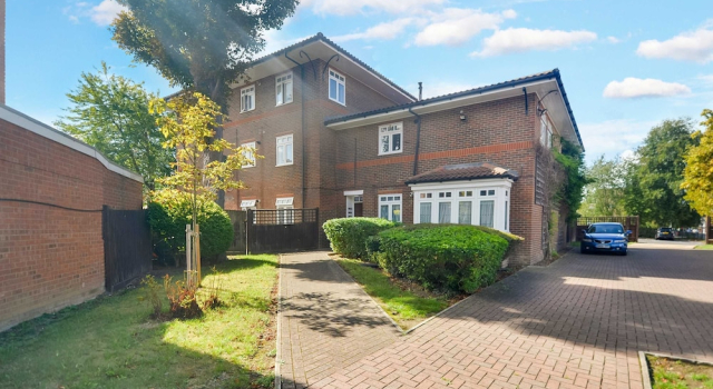 Spacious Flat With Free Parking Near Heathrow Airport