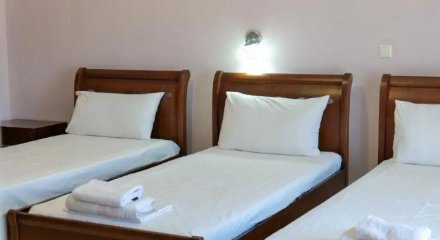 Трёхместный номер Standard с балконом Hotel Chris