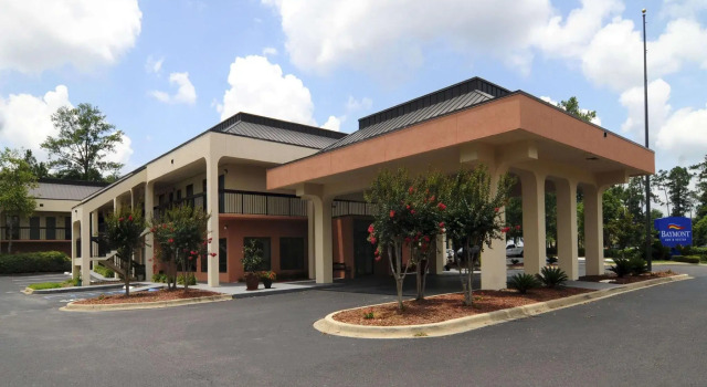 Кровать в общем номере Baymont by Wyndham Tallahassee
