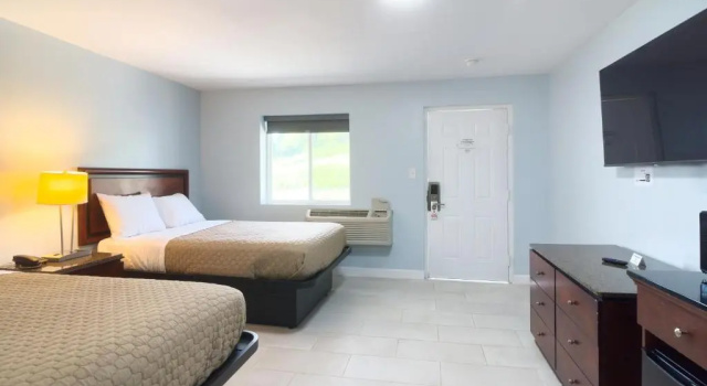 Четырёхместный номер Standard Imperial Inn Tazewell