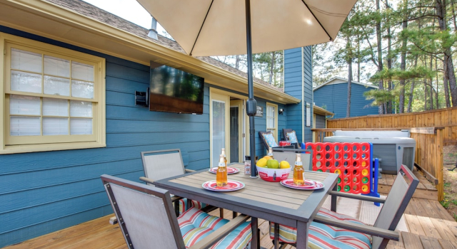 Коттедж 4 Mi to Airport: Atlanta Home w/ Deck & Hot Tub