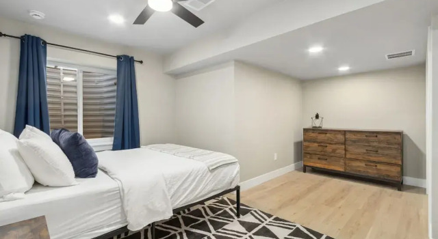 Decked Out Sunset Views, Fire Pit & Fenced Yard, Rezerwuj Dom wakacyjny Hotele w Fort Collins z parkingiem, Parking