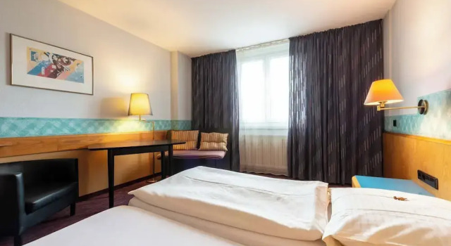 Номер Superior enjoyHotel garni Korntal Stuttgart b&b Parkplatz Sprinter Penny eTank Porsche-Museum