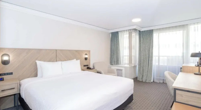 Двухместный номер South Tower Standard Sandman Signature Vancouver Downtown Hotel