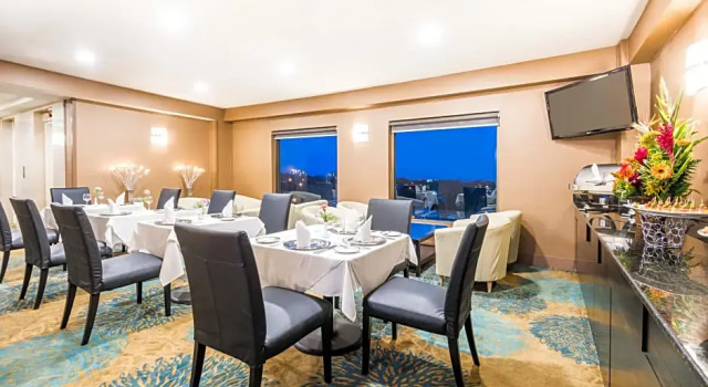 Номер Executive Holiday Inn Convention Center by IHG