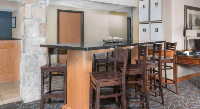 AmericInn Suites of Fort Dodge Iowa, Rezerwuj Hotel Hotele w Iowa z basenem, Basen