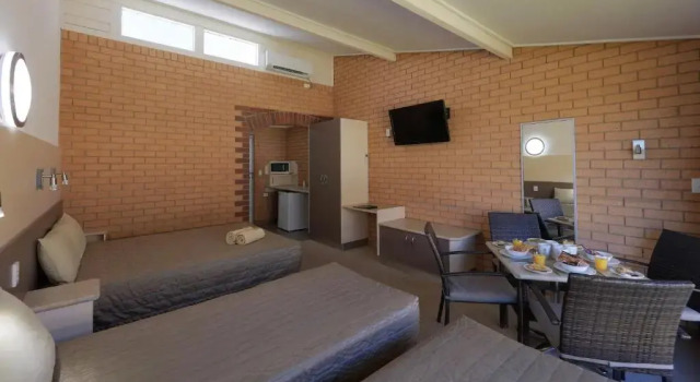 Четырёхместный номер Standard Tenterfield Motor Inn