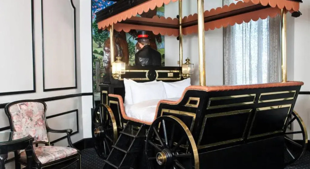 Номер Victorian Coach Fantasyland Hotel
