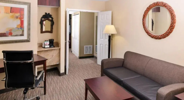Люкс Holiday Inn Express Hotel Clearwater East - ICOT Center by IHG