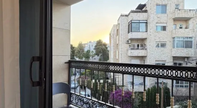 310 tara-JRE Jabal Al Lweibdeh with stunning view, Забронировать Отель Амман Провинция Амман, рядом с Римский театр Аммана