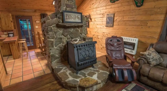 Mountain Bear Lodge Includes Roku TV, Wifi, Hot Tub, and BBQ by Redawning, Buchen Sie Hotel Hochatown 