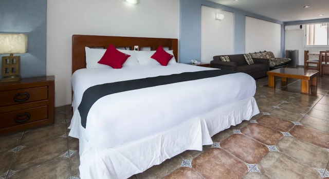 Полулюкс с балконом Suites de Reyes