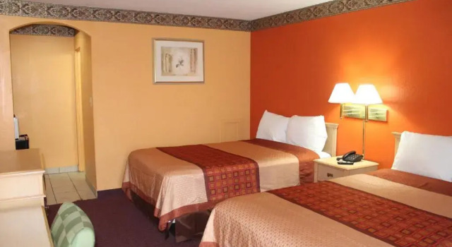 Четырёхместный номер Standard Hutchinson Inn