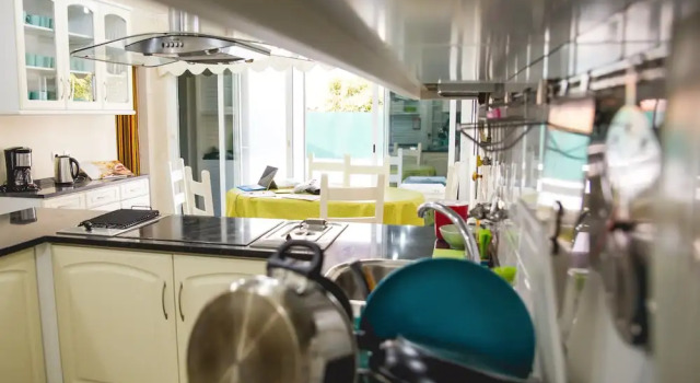 Кровать в общем номере с балконом Help Yourself Hostels - Carcavelos Coast