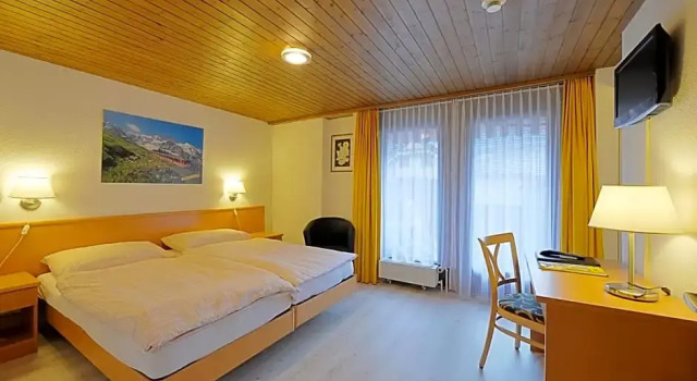 Standard huone parvekkeella Hotel Rössli