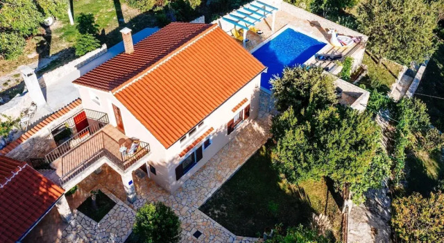 Lovely Holiday Home With Private Pool, Home Gym, Traditional Tavern, Stone BBQ