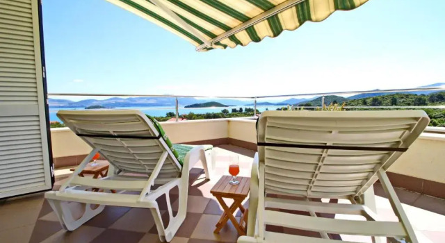 Апартаменты с 2 комнатами с балконом и с видом на море Apartments Gusti