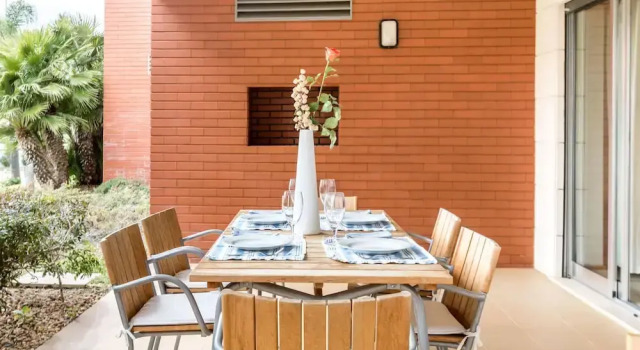 Семейные апартаменты с 3 комнатами с балконом Palm01 · Palm Village Apartment 3B · Wifi · A/C · Terrace