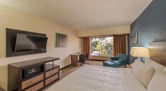 Двухместный номер Standard с видом на сад Holiday Inn Guadalajara Expo Plaza del Sol by IHG