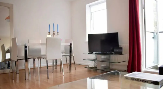 Modern 1 Bedroom Apartment With Balcony, Забронировать Апартаменты/квартира Отели Лондона с парковкой, рядом с Уайт Сити, Парковка