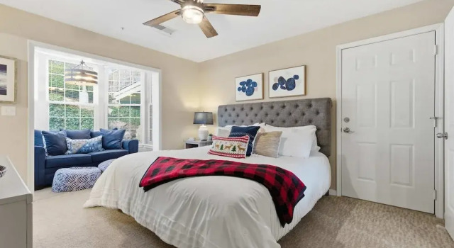 The Ozark Getaway Stay for 6, Boek Appartement Hotels in Coney Island met parkeren, Parkeren