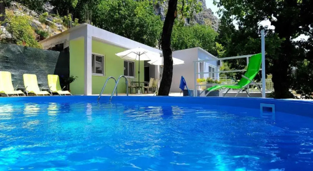 Коттедж с 4 комнатами Holiday Home Hrstic