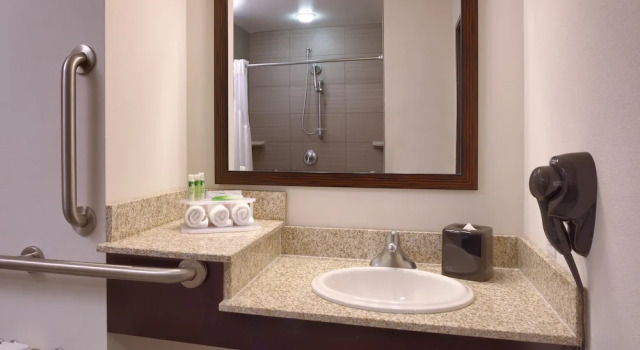 Двухместный люкс Holiday Inn Express & Suites Overland Park by IHG