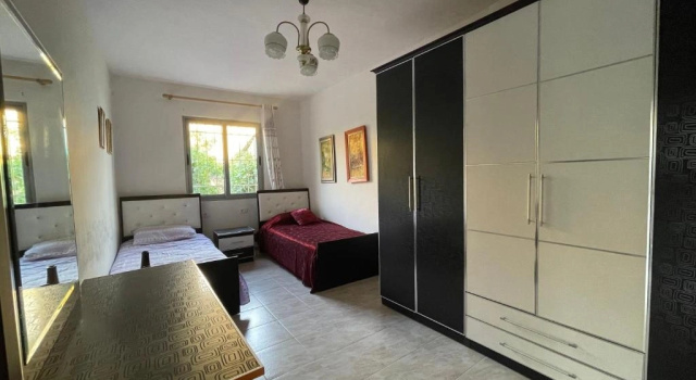 Lovely spacious house with big garden, Rezervați Hotel Hoteluri în Elbasan County cu parcare, Parcare