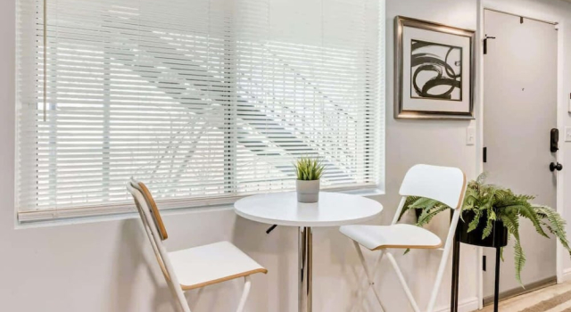 Convenient 2BR Apt w/ Parking, Near Downtown SLC, Забронировать Апартаменты/квартира Солт-Лейк-Сити Salt Lake County, рядом с Ensign Peak Park