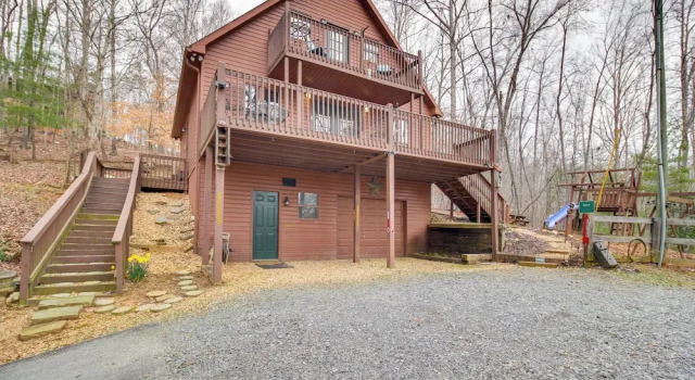 Коттедж с 3 комнатами с балконом Ellijay Resort Cabin w/ Fire Pit, Decks, & Hot Tub