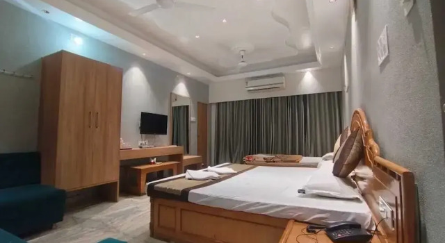 Трёхместный номер Deluxe Hotel Bhagya Laxmi