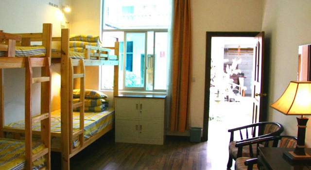 Кровать в общем номере Lijiang International Youth Hostel