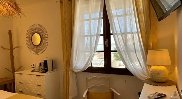 Номер Standard с видом на озеро Hôtel Le Neptune en Camargue