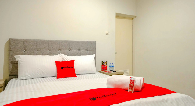 RedDoorz near Pasar Baru 3, Book Hotel Sawah Besar Jakarta